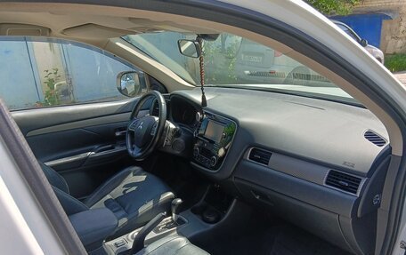 Mitsubishi Outlander III рестайлинг 3, 2013 год, 1 600 000 рублей, 8 фотография