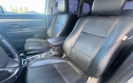 Mitsubishi Outlander III рестайлинг 3, 2014 год, 1 665 000 рублей, 10 фотография