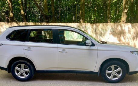 Mitsubishi Outlander III рестайлинг 3, 2014 год, 1 550 000 рублей, 2 фотография