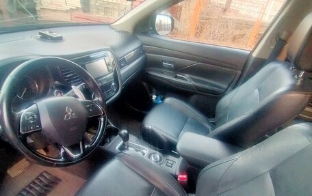 Mitsubishi Outlander III рестайлинг 3, 2016 год, 2 090 000 рублей, 14 фотография