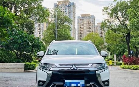 Mitsubishi Outlander III рестайлинг 3, 2020 год, 2 235 000 рублей, 2 фотография