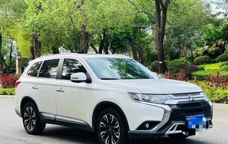 Mitsubishi Outlander III рестайлинг 3, 2020 год, 2 235 000 рублей, 3 фотография