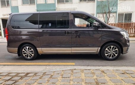 Hyundai Grand Starex Grand Starex I рестайлинг 2, 2021 год, 2 535 000 рублей, 3 фотография