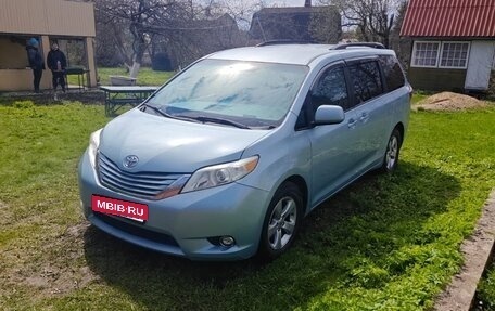 Toyota Sienna III, 2016 год, 2 800 000 рублей, 1 фотография
