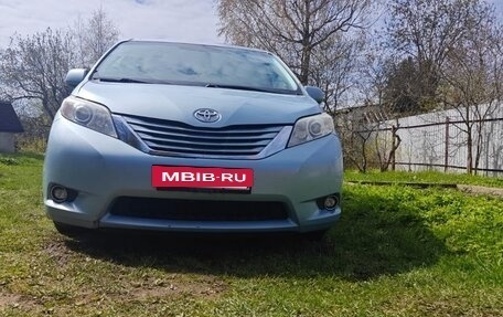 Toyota Sienna III, 2016 год, 2 800 000 рублей, 3 фотография