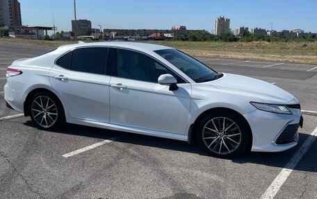 Toyota Camry, 2021 год, 3 300 000 рублей, 2 фотография