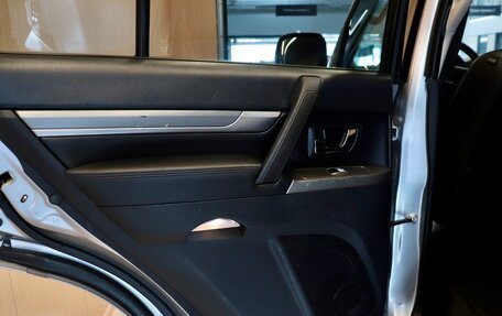 Mitsubishi Pajero IV, 2011 год, 1 999 000 рублей, 24 фотография