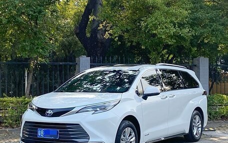 Toyota Sienna, 2022 год, 3 900 000 рублей, 1 фотография