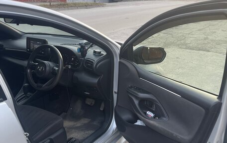 Toyota Yaris, 2020 год, 1 185 000 рублей, 9 фотография