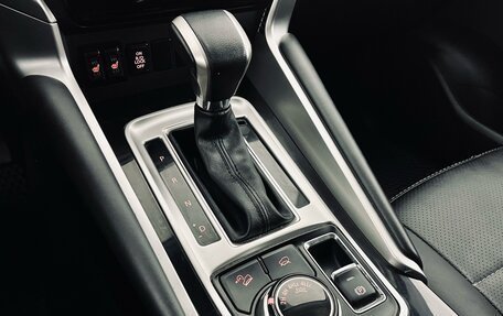 Mitsubishi Pajero Sport III рестайлинг, 2018 год, 2 890 000 рублей, 16 фотография