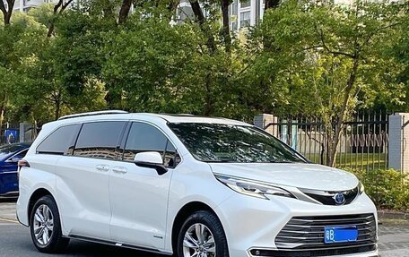 Toyota Sienna, 2022 год, 3 900 000 рублей, 2 фотография