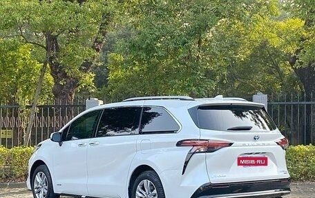 Toyota Sienna, 2022 год, 3 900 000 рублей, 5 фотография