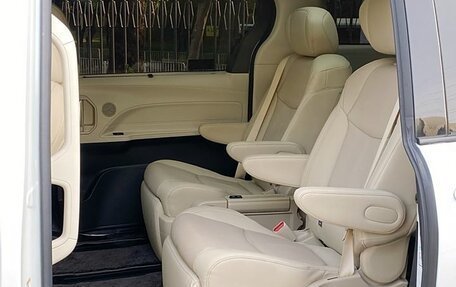 Toyota Sienna, 2022 год, 3 900 000 рублей, 12 фотография