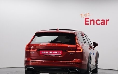 Volvo V60 Cross Country II, 2021 год, 3 353 000 рублей, 4 фотография