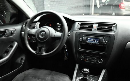 Volkswagen Jetta VI, 2011 год, 990 000 рублей, 11 фотография