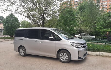 Toyota Voxy III, 2019 год, 2 700 000 рублей, 5 фотография