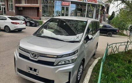 Toyota Voxy III, 2019 год, 2 700 000 рублей, 3 фотография
