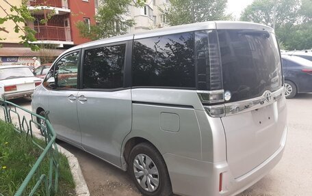 Toyota Voxy III, 2019 год, 2 700 000 рублей, 6 фотография