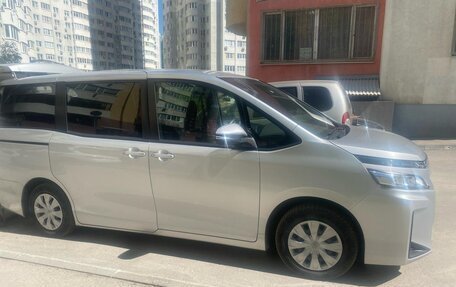 Toyota Voxy III, 2019 год, 2 700 000 рублей, 10 фотография