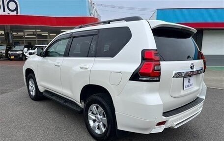Toyota Land Cruiser Prado 150 рестайлинг 2, 2022 год, 4 100 000 рублей, 6 фотография