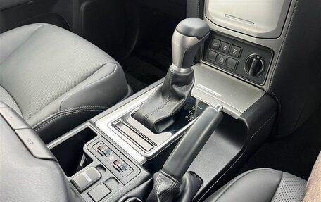 Toyota Land Cruiser Prado 150 рестайлинг 2, 2022 год, 4 100 000 рублей, 16 фотография