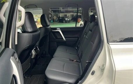 Toyota Land Cruiser Prado 150 рестайлинг 2, 2022 год, 4 100 000 рублей, 12 фотография