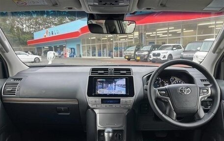 Toyota Land Cruiser Prado 150 рестайлинг 2, 2022 год, 4 100 000 рублей, 9 фотография