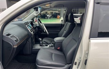 Toyota Land Cruiser Prado 150 рестайлинг 2, 2022 год, 4 100 000 рублей, 10 фотография