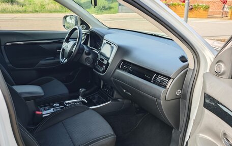 Mitsubishi Outlander III рестайлинг 3, 2019 год, 2 515 000 рублей, 13 фотография