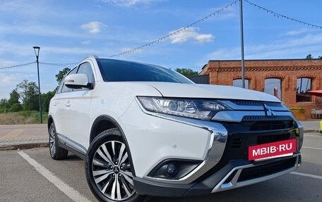 Mitsubishi Outlander III рестайлинг 3, 2019 год, 2 515 000 рублей, 7 фотография