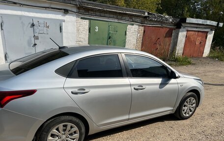 Hyundai Solaris II рестайлинг, 2017 год, 900 000 рублей, 3 фотография