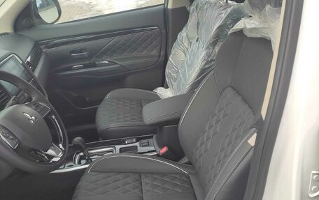 Mitsubishi Outlander III рестайлинг 3, 2022 год, 2 850 000 рублей, 5 фотография