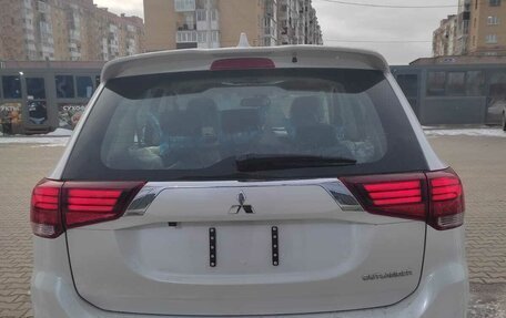 Mitsubishi Outlander III рестайлинг 3, 2022 год, 2 850 000 рублей, 2 фотография