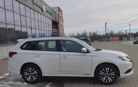 Mitsubishi Outlander III рестайлинг 3, 2022 год, 2 850 000 рублей, 3 фотография