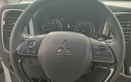 Mitsubishi Outlander III рестайлинг 3, 2022 год, 2 850 000 рублей, 8 фотография