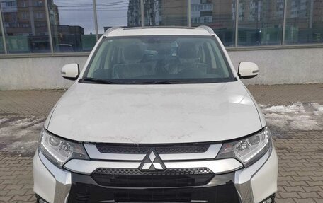 Mitsubishi Outlander III рестайлинг 3, 2022 год, 2 850 000 рублей, 4 фотография