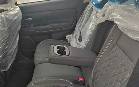 Mitsubishi Outlander III рестайлинг 3, 2022 год, 2 850 000 рублей, 10 фотография
