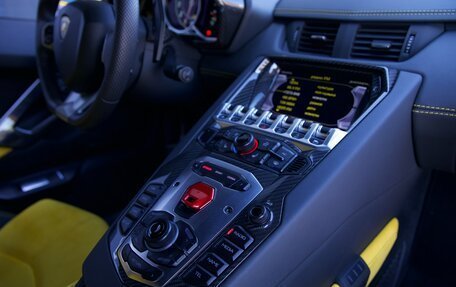 Lamborghini Aventador I рестайлинг, 2015 год, 32 500 000 рублей, 38 фотография