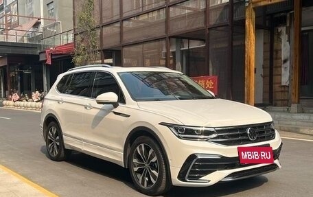 Volkswagen Tiguan II, 2022 год, 3 240 000 рублей, 3 фотография