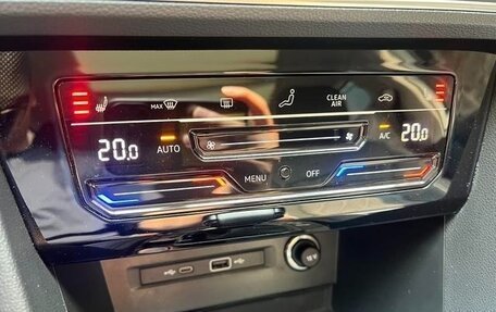 Volkswagen Tiguan II, 2022 год, 3 240 000 рублей, 19 фотография