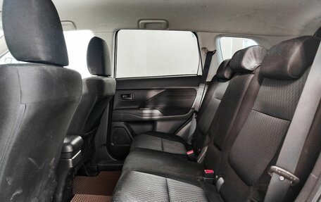 Mitsubishi Outlander III рестайлинг 3, 2014 год, 1 415 000 рублей, 15 фотография