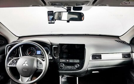 Mitsubishi Outlander III рестайлинг 3, 2014 год, 1 415 000 рублей, 17 фотография
