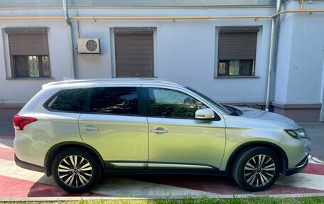 Mitsubishi Outlander III рестайлинг 3, 2018 год, 2 100 000 рублей, 7 фотография