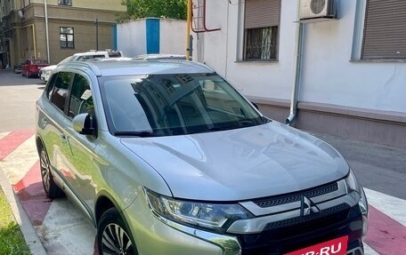Mitsubishi Outlander III рестайлинг 3, 2018 год, 2 100 000 рублей, 2 фотография
