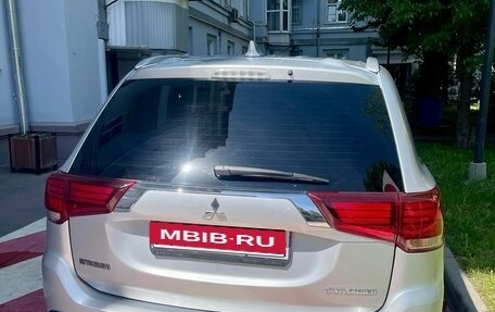 Mitsubishi Outlander III рестайлинг 3, 2018 год, 2 100 000 рублей, 5 фотография