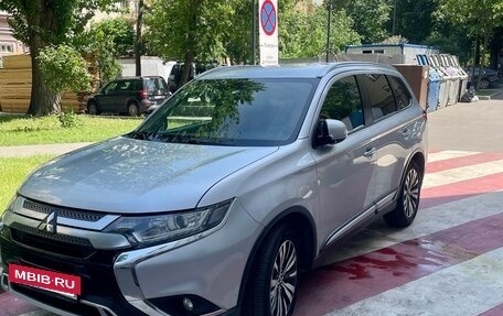 Mitsubishi Outlander III рестайлинг 3, 2018 год, 2 100 000 рублей, 3 фотография