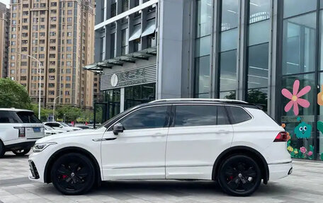 Volkswagen Tiguan II, 2021 год, 2 540 000 рублей, 2 фотография