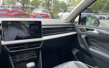 Volkswagen Tiguan II, 2021 год, 2 540 000 рублей, 13 фотография