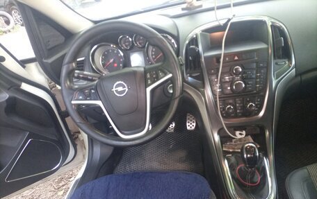 Opel Astra J, 2011 год, 660 000 рублей, 2 фотография