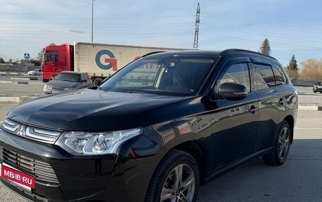 Mitsubishi Outlander III рестайлинг 3, 2013 год, 1 890 000 рублей, 2 фотография